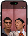 หน้าจอด้านหน้าของ iPhone 17 Pro แสดงคุณสมบัติจัดให้อยู่ตรงกลางสำหรับภาพถ่ายและวิธีถ่ายเซลฟี่ของคนกลุ่มหนึ่ง​ โดยมีการไฮไลท์ใบหน้าของผู้คนเหล่านั้น